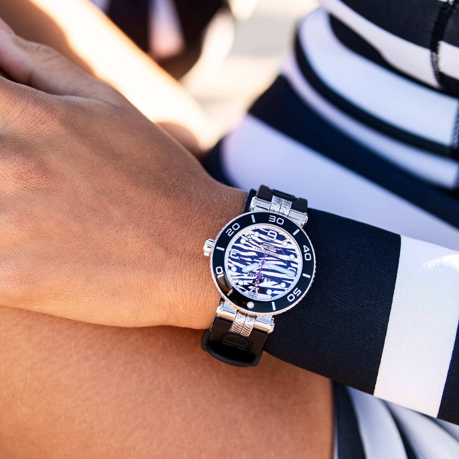 NAVIGATOR SURF, 36MM, AUTOMATIC CALIBRE, SHARK DIAL, BLACK WITH 1 DIAMOND BEZEL, BLACK RUBBER INTERCHANGEABLE BRACELET - © 2024 Charriol - Watch